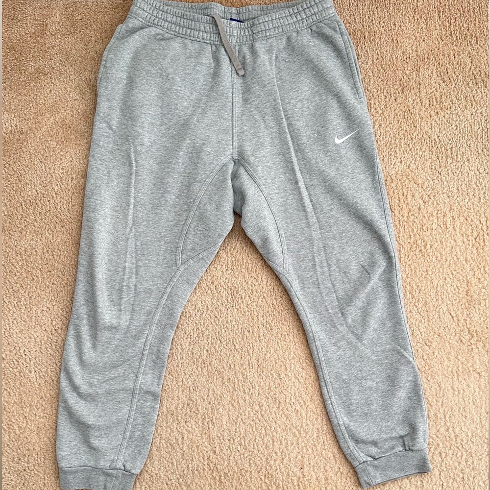 NIKE Gray Sweatpants Club Fleece Tapered Jogger